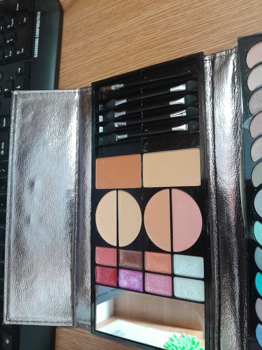 Trusă machiaj, voiaj, 52 culori ploape, 8 rujuri, farduri obraz și ten