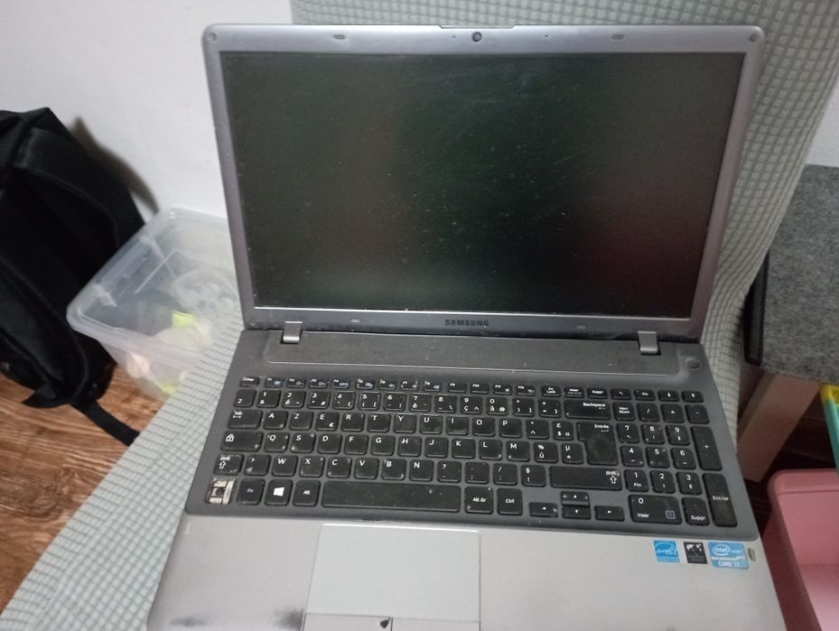 Vând laptop Samsung pentru piese