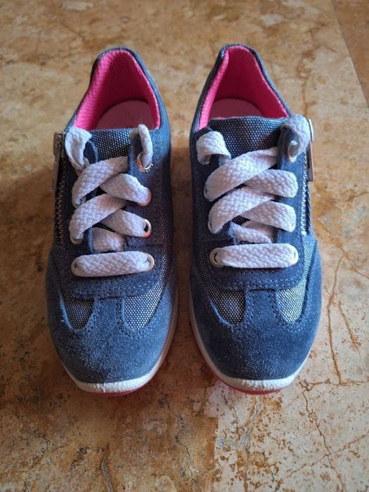 Vând adidași piele 26 copii
