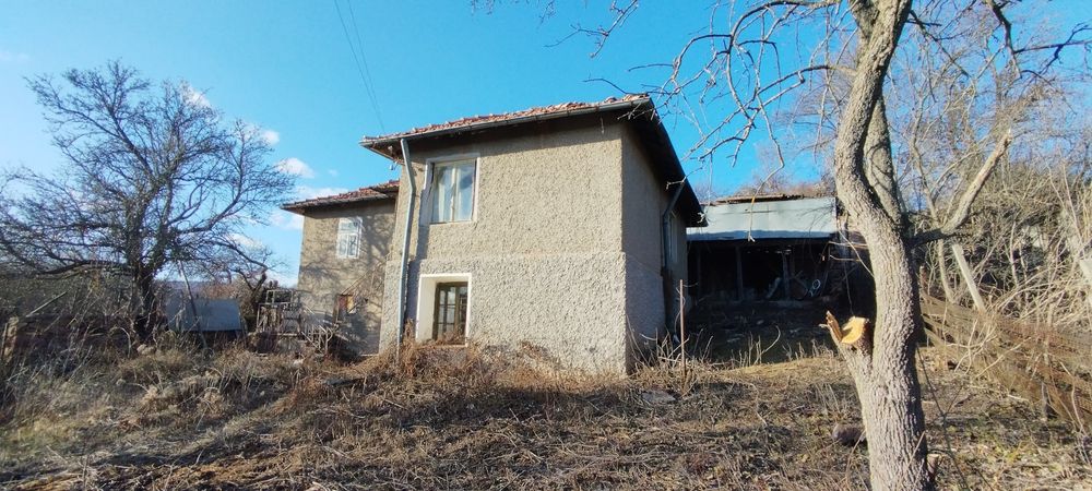 Продава се двуетажна къща в село Садовик, област Перник