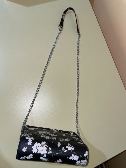 Малка дамска чанта с дълга дръжка