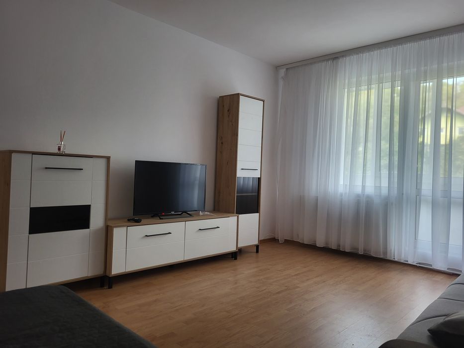 Închiriez apartament cu 2 camere