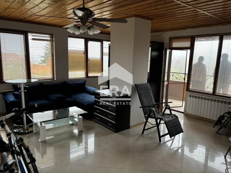 Двуетажна обзаведена къща за продажба, с двор и гараж, на 5 минути от