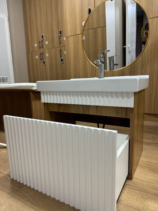 Раковина с полкой и зеркалом