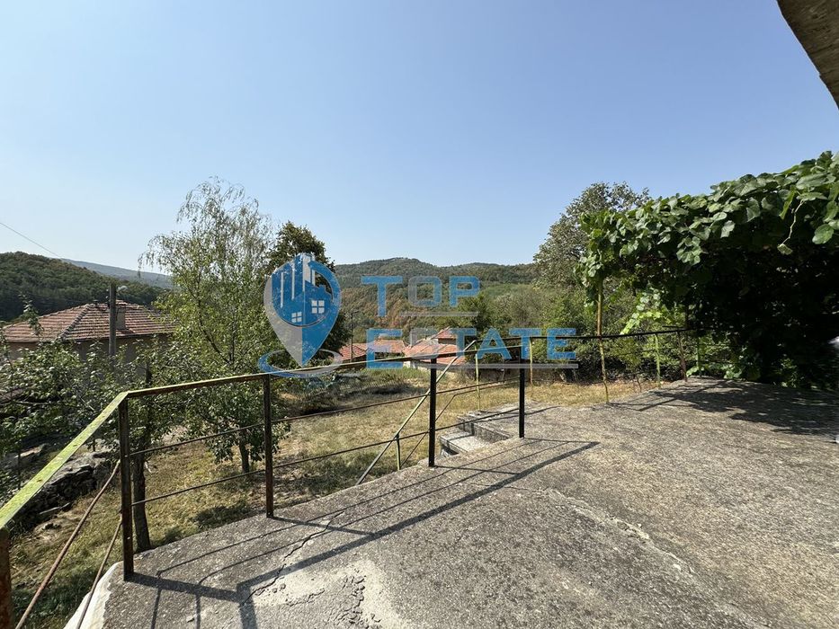 Масивна тухлена къща с прекрасна панорамна гледка в с. Габровци, обла