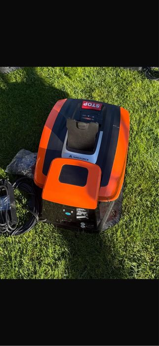 Robot tuns gazon iarba