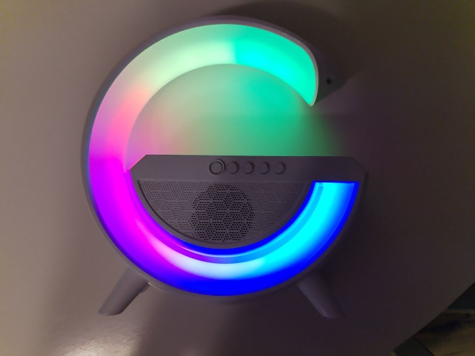 Lampa LED, radio, încărcător wireless și boxa bluetooth