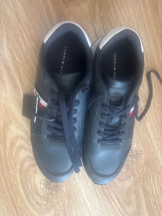 Продавам Tommy Hilfiger обувки 43-44 номер