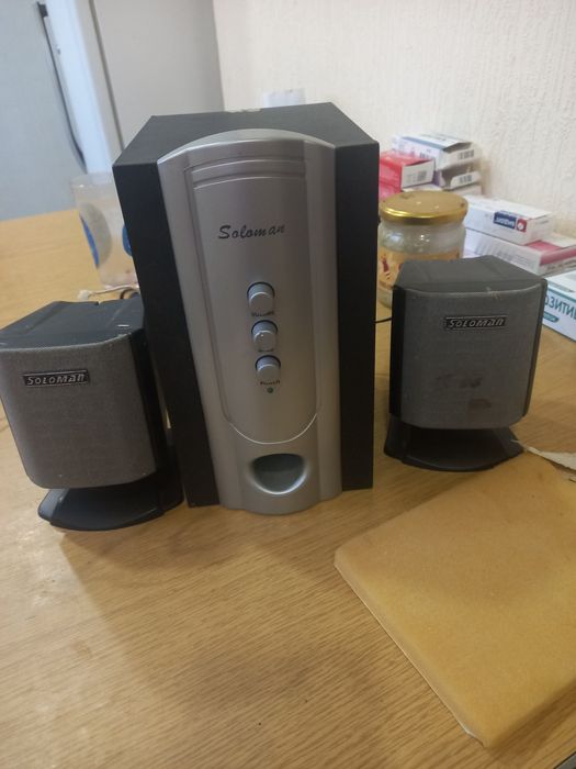 Динамик Soloman со всеми проводами подключения в рабочем состоянии