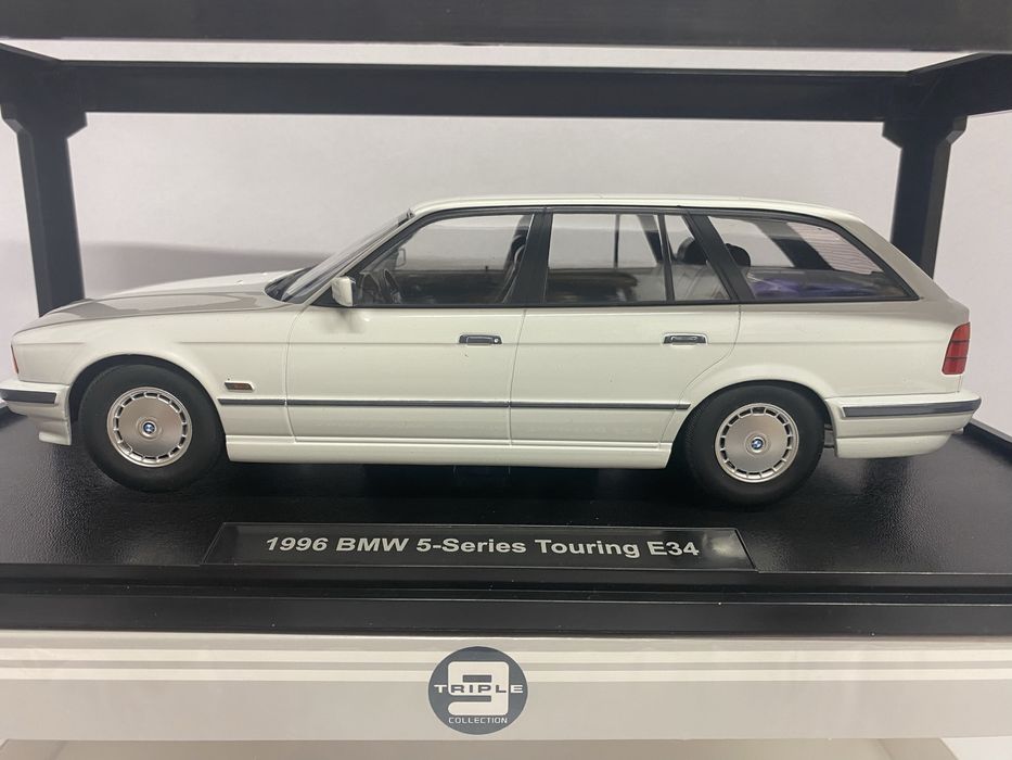 TRIPLE9 BMW 5-Series Touring E34 machetă auto scara 1:18 26 cm