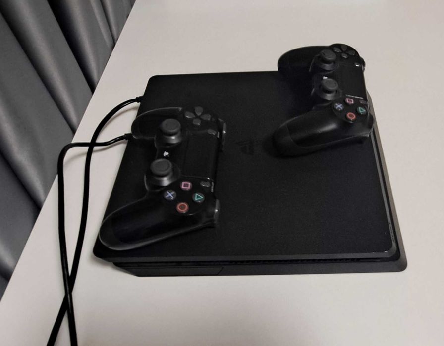 Продавам конзола PS4