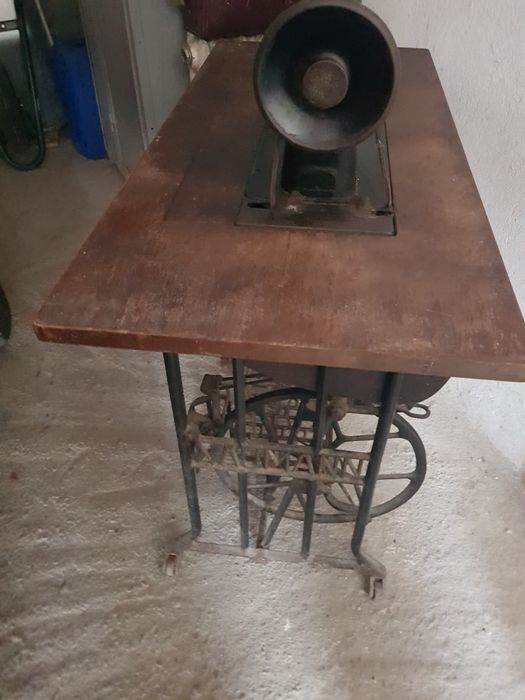 Mașina de cusut Naumann veche de colecție..