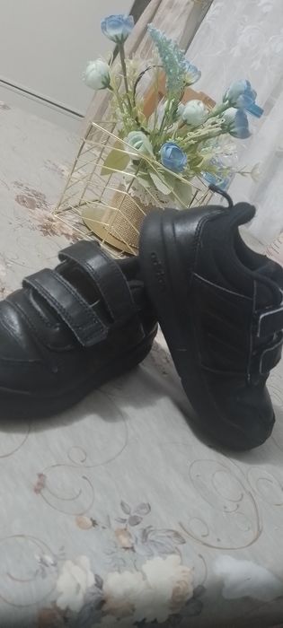 Децки маратонки черните са 28н. ,тъмно сините с зелено28н.