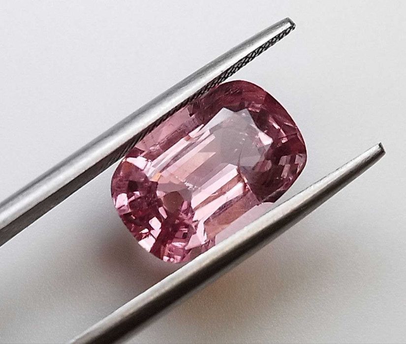 Стилен шпинел в изискан Падпараджа цвят 3.68кт.! Нов!