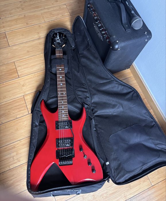 Vând set chitară electrică + amplificator + microfon + husă + cabluri