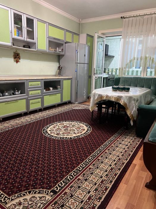 4 комнат, 8 этаж, 9 этажный дом. Площадь 200 квадратных метров.