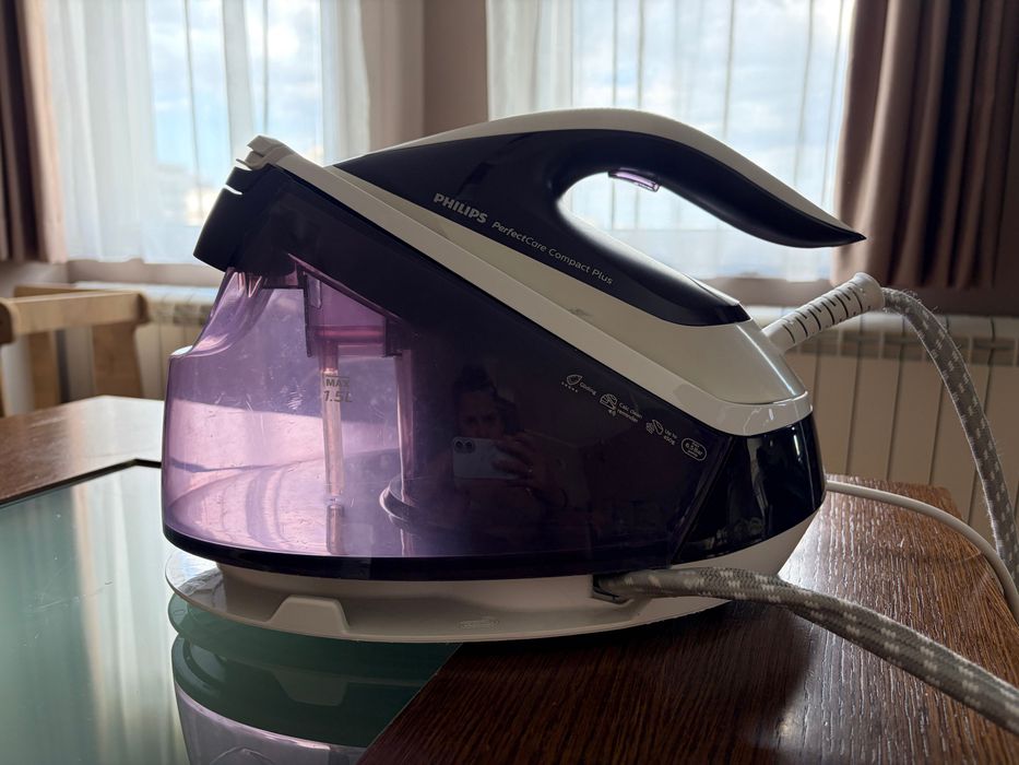 Ютия с парен генератор PerfectCare Compact Plus GC7933/30