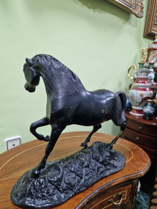 Прекрасна антикварна френска бронзова фигура статуетка