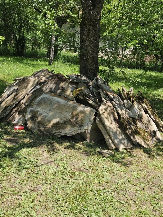 Пподавам каменни плочи(тикли)голямо разнообразие. Дъбови и букови греди и множество други матеряли и предмети от камък и дърво и др.