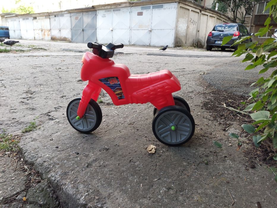 Bicicleta copii una cu pedale, cealalta fara pedale