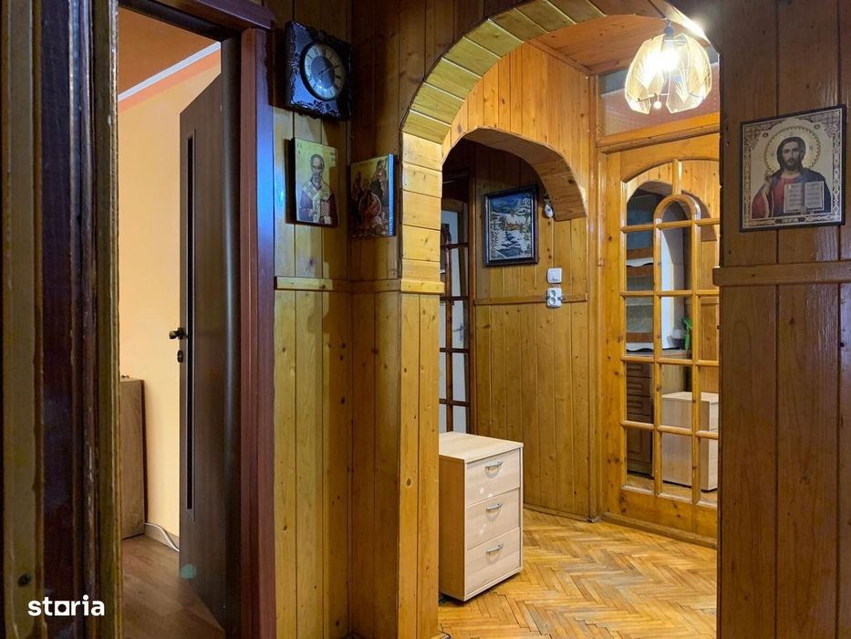 Apartament de vanzare, cu 3 camere, mobilat si utilat, in zona Dambovi