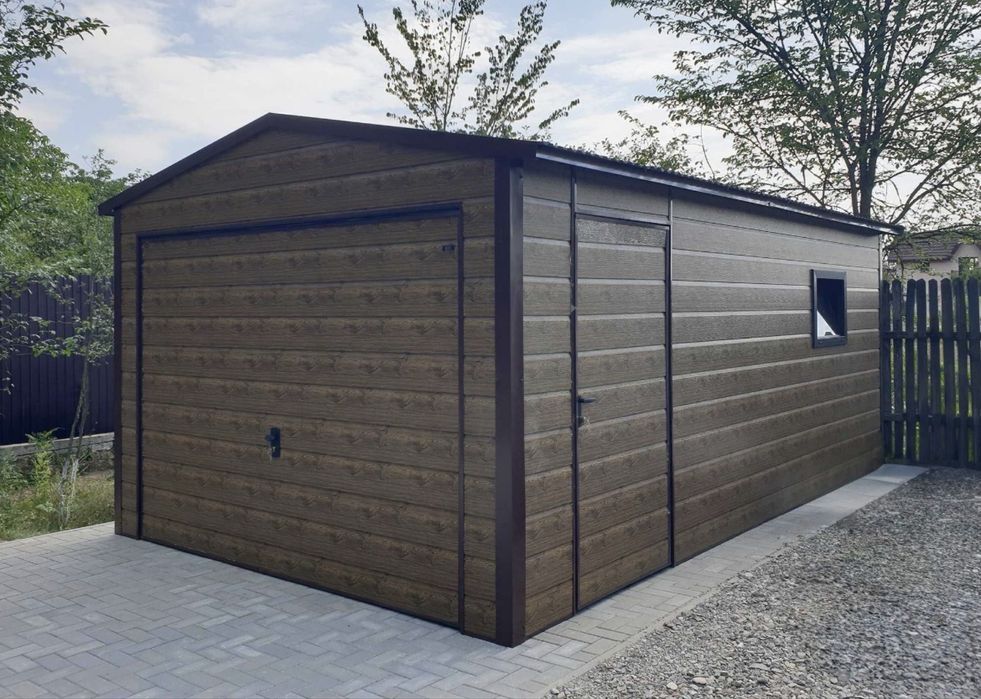 Vand garaj pe structură metalică învelit cu panouri sendviș