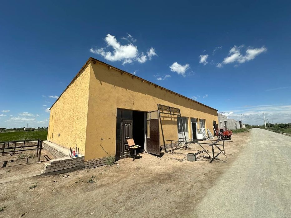 Noturar bino sotiladi,240 m²