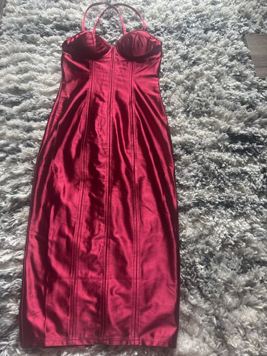 Рокля за празднични дни от еластичен плат ,подплатена на бюста