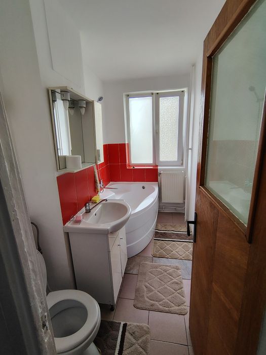 Inchiriez apartament decomandat