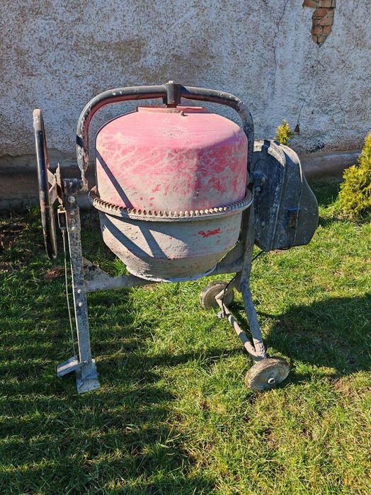 Vând Betoniera mica