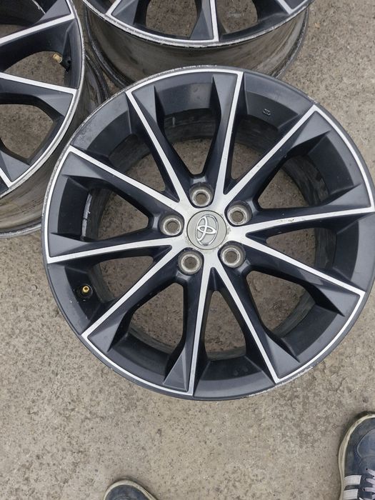 На Тойоты Камри R18 и Лексус