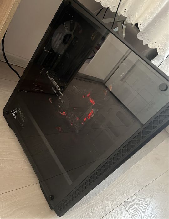 Геймърски компютър с каса на Deep Cool