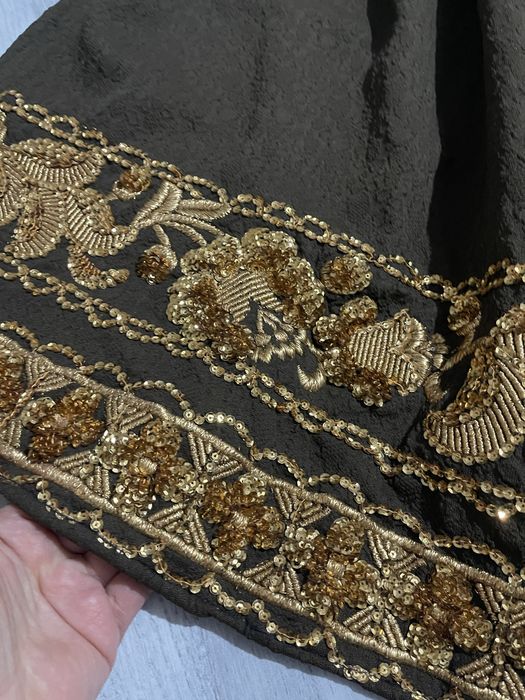 Costum popular cu fir metalic  auriu