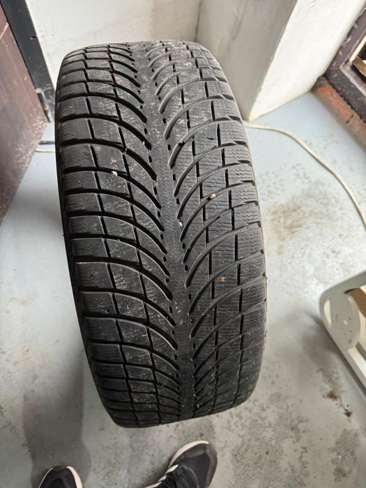 Шины  235/55/18 продам.