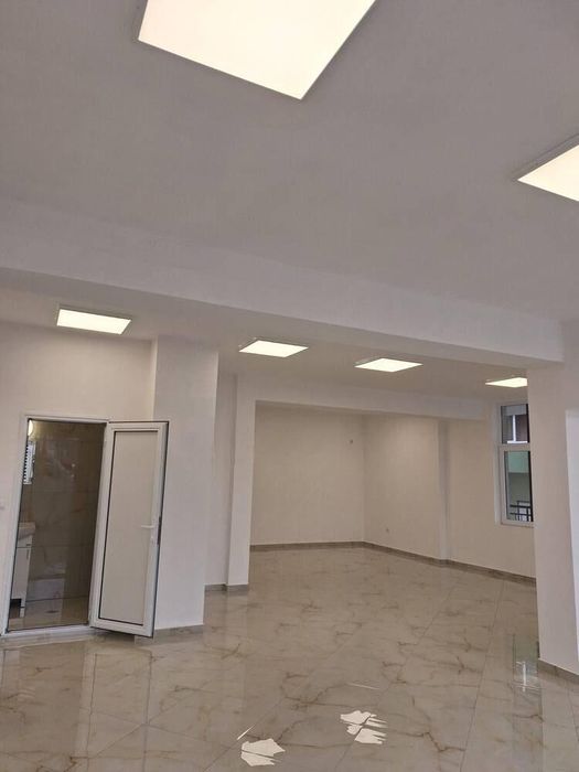 Дава се под наем Магазин в Бургас, Меден рудник - зона В - 96 кв.м за 510 € - Снимка #1