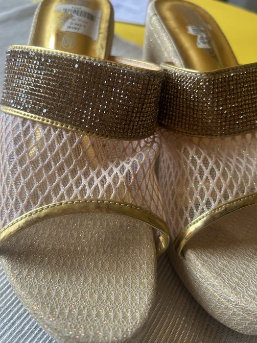 Нови златости чехли