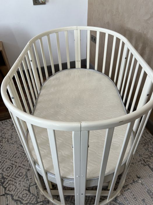 Манеж с маятником и матрасами