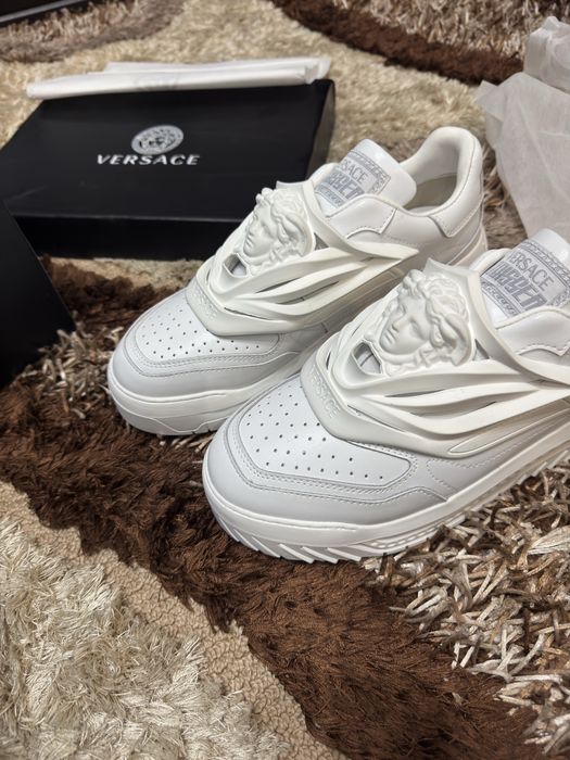 Adidasi Versace odissea