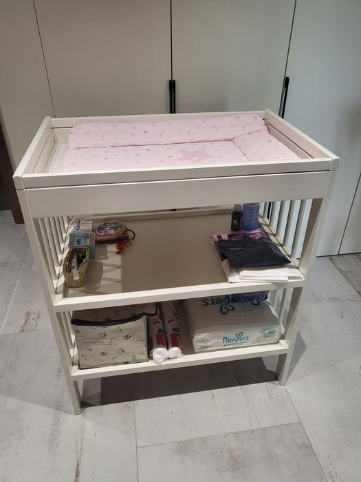 повивалник с мека подложка
Продавам повивалник IKEA с мека подложка.
Използван, но в много добро състояние, без забележки.