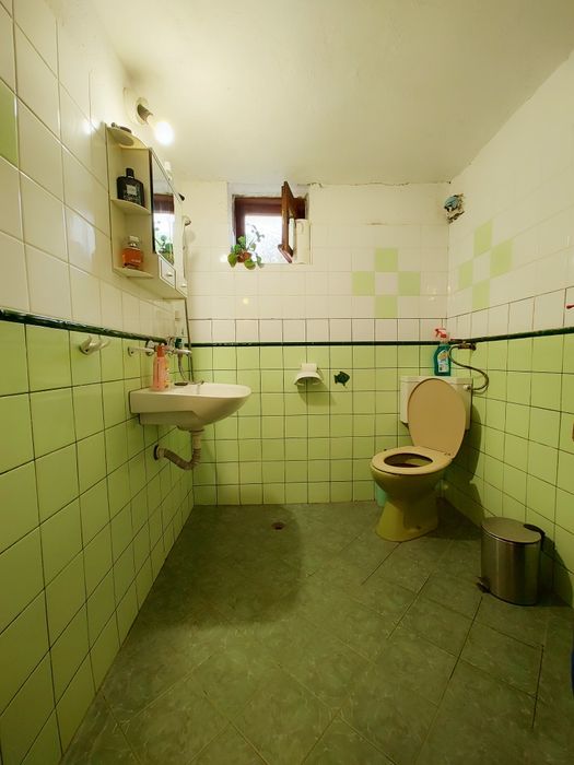 Собственикът продава еднофамилна къщата. На 18 км от гр. Приморско.