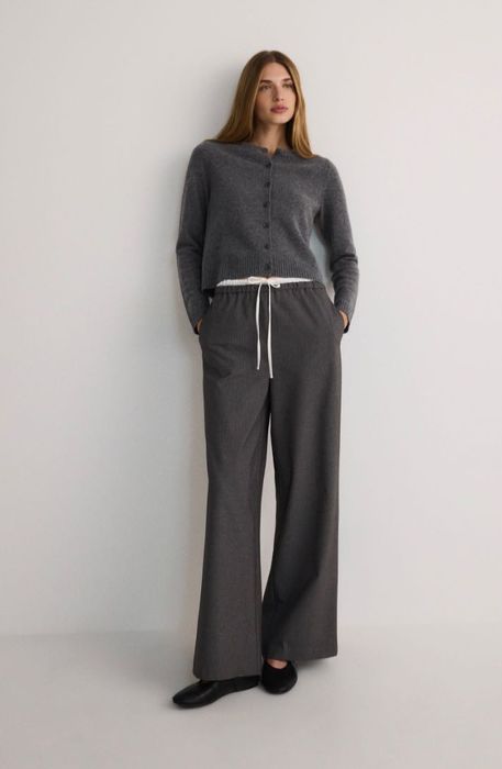 Светло сив панталон с права кройка тип jogger