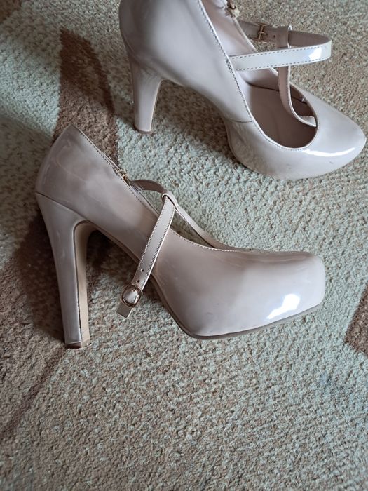 Ayollar tuflisi sotiladi