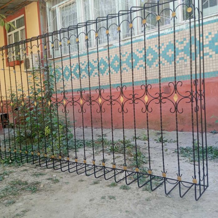 Кладка балконов кирпичом! и Установка решетка и козерог!