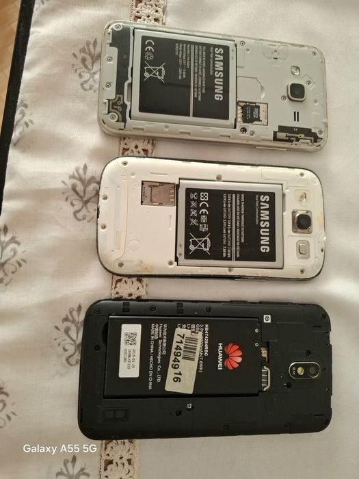 Titlu: Telefoane mobile vechi - Samsung și Huawei (3 bucăți)