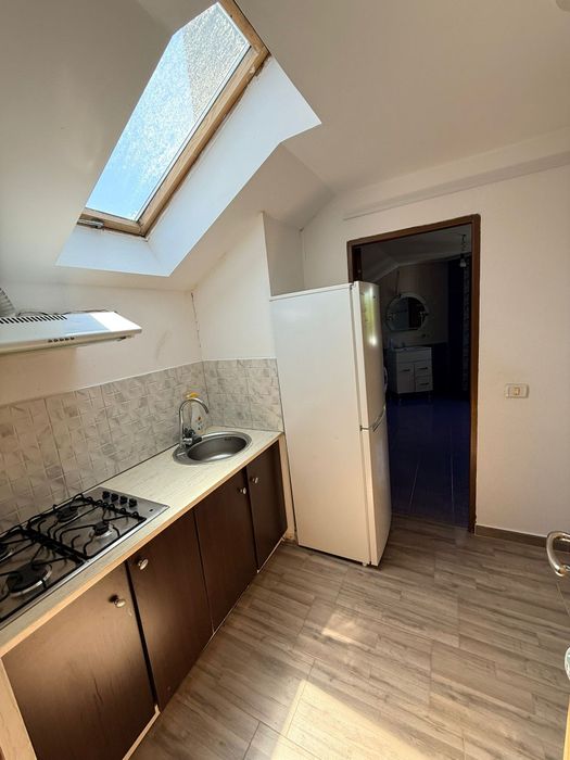 Inchiriez apartamnt intr o vila
