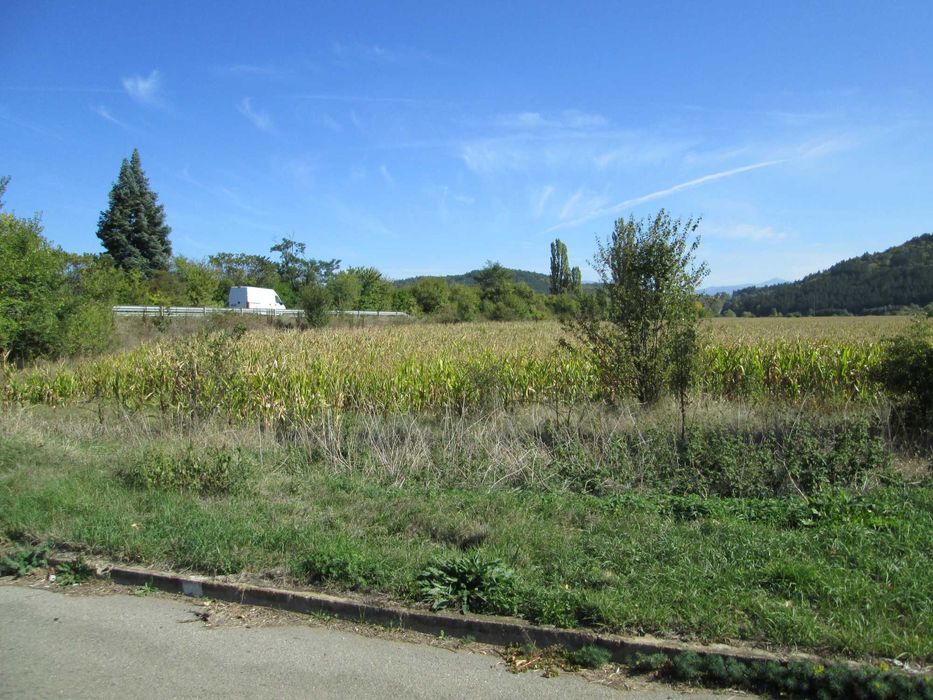 Продавам имот в землището на село Горна Малина  директно до главен път