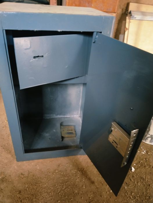 Продам сейф советский