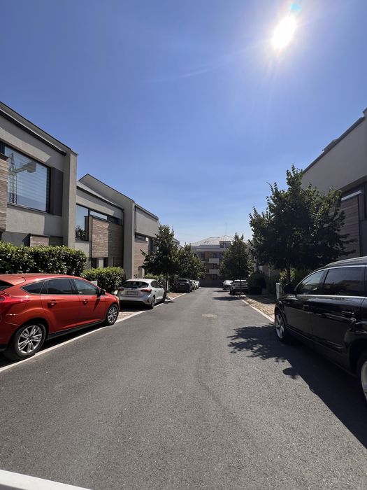 Apartament 2 camere, curte proprie + loc de parcare, mobilat si utilat, bloc 2020