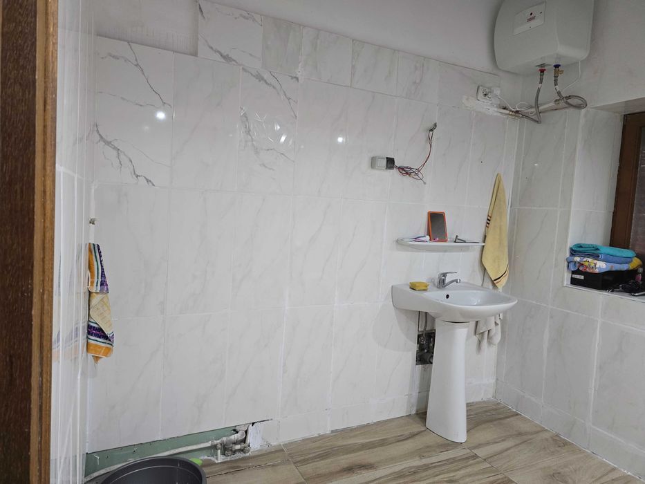 Vând apartament la casă