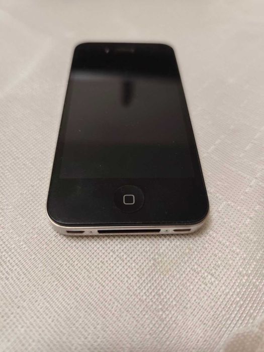 Продавам Iphone 4S -за части,работещ